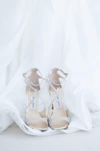 Élégantes et originales, les chaussures Jimmy choo de la mariée en cuir argent.