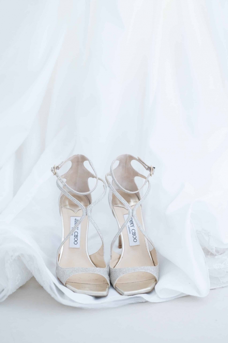 Élégantes et originales, les chaussures Jimmy choo de la mariée en cuir argent.