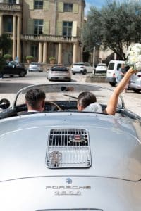 Mariés dans une voiture vintage le jour de leur mariage à Uzès