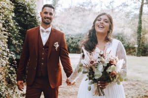 photographie couple mariage bohème costume terracotta robe de mariée fluide