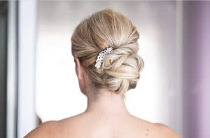 versionluxe-chignon-bas -coiffure-mariage -cheveux-blonds - weddingplanner
