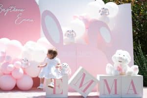 Decoration de ballons et peluches de baptême rose et blanc -organisation-bapteme-gard-versionluxe