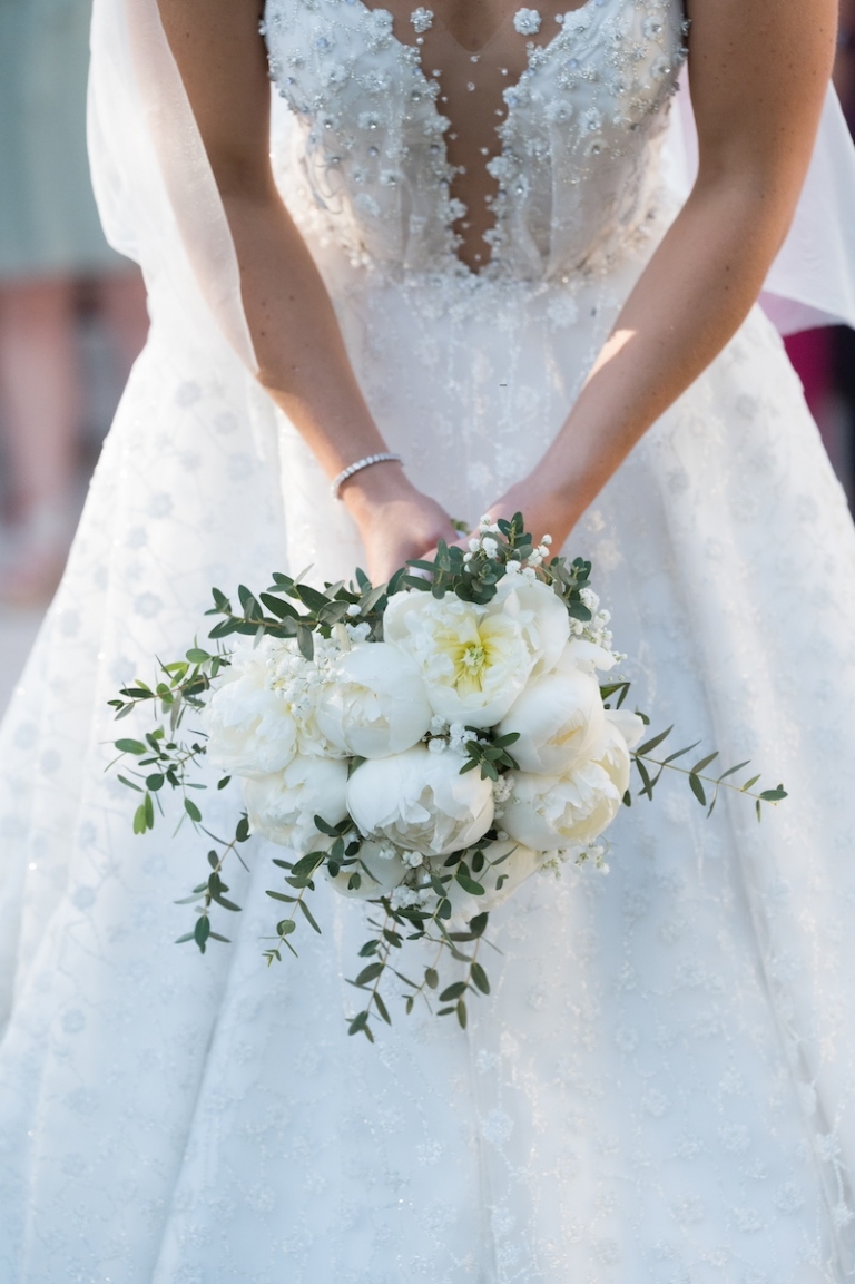 wedding-planner-robe-de-mariee-bouquet-de-mariee-fleurs-blanches-pivoines 